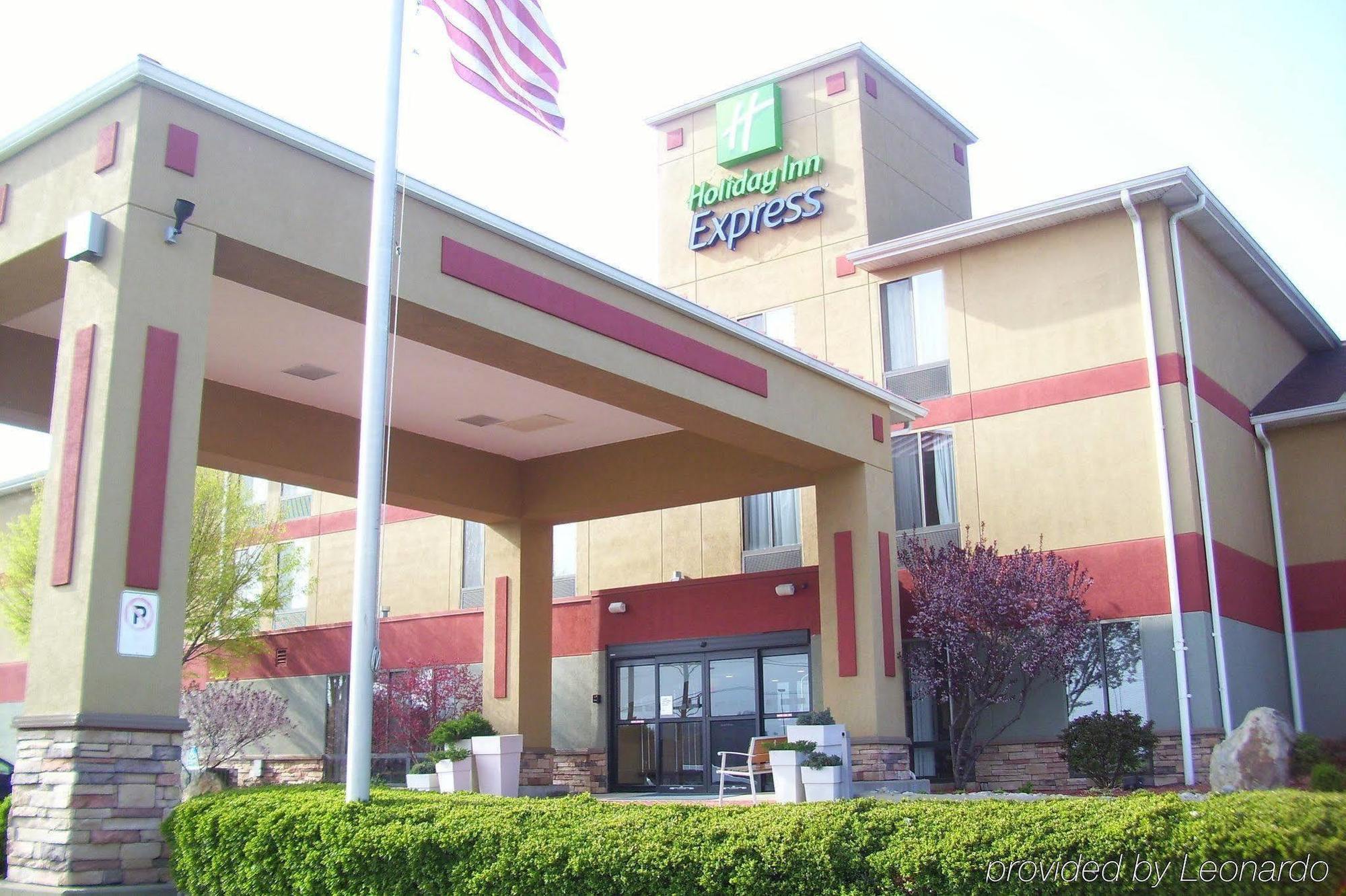 Quality Inn & Suites Lawrenceburg Exterior foto