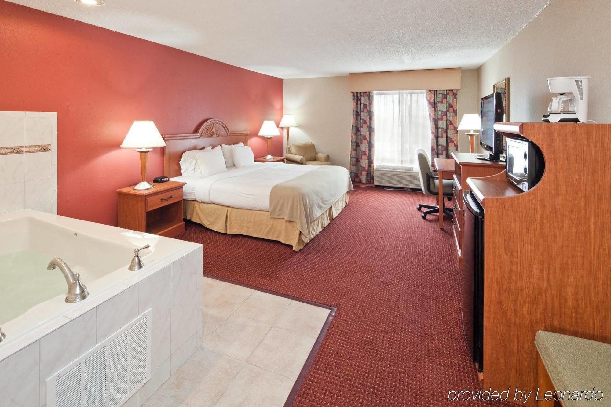 Quality Inn & Suites Lawrenceburg Exterior foto