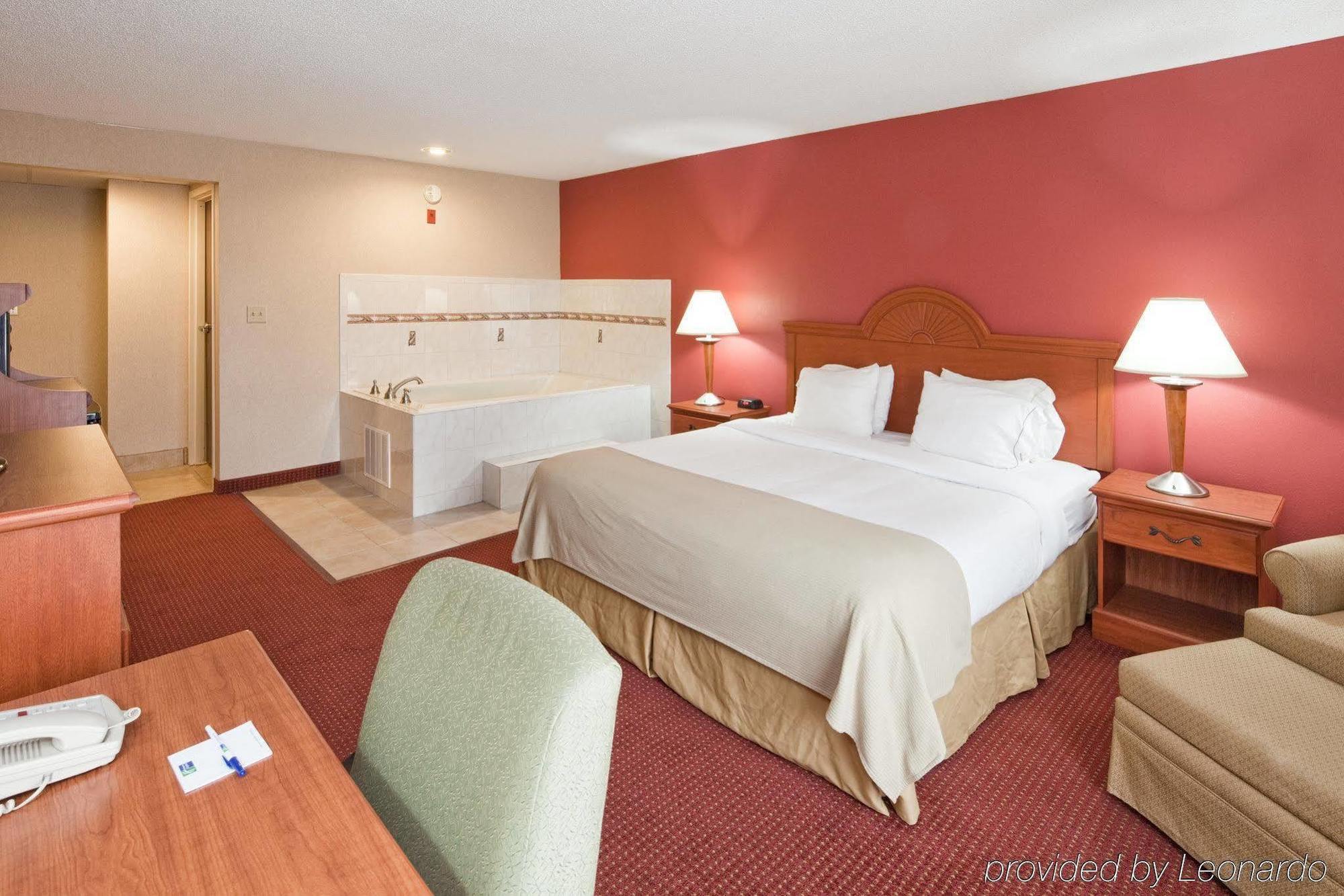 Quality Inn & Suites Lawrenceburg Exterior foto
