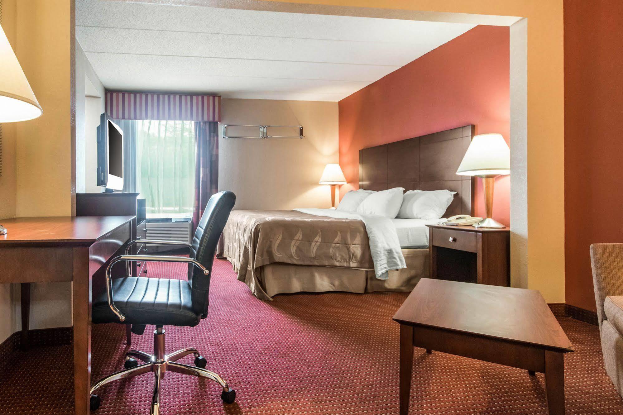 Quality Inn & Suites Lawrenceburg Exterior foto