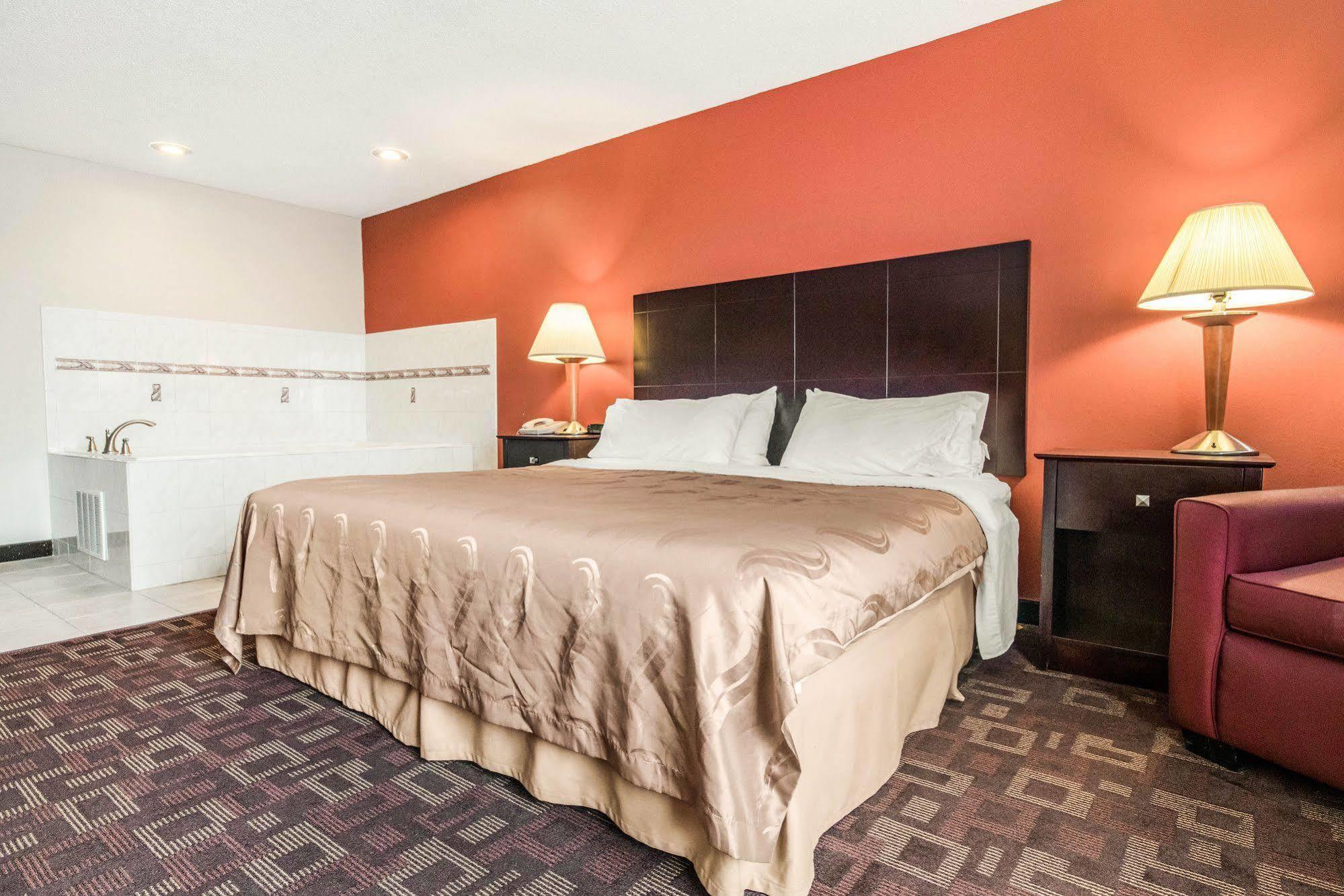 Quality Inn & Suites Lawrenceburg Exterior foto