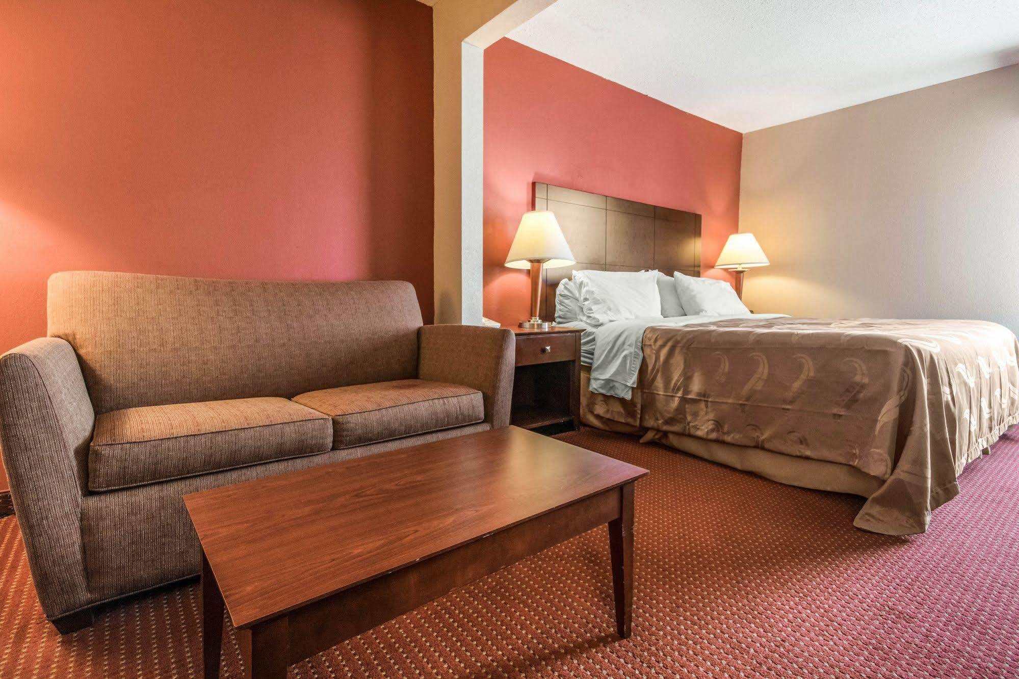 Quality Inn & Suites Lawrenceburg Exterior foto